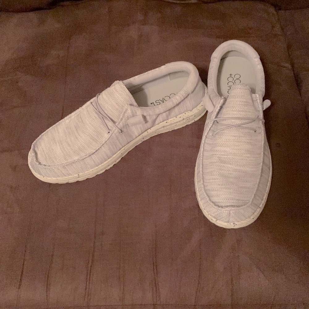 NWOT Ocean Coast light gray canvas men’s slip on. Size
